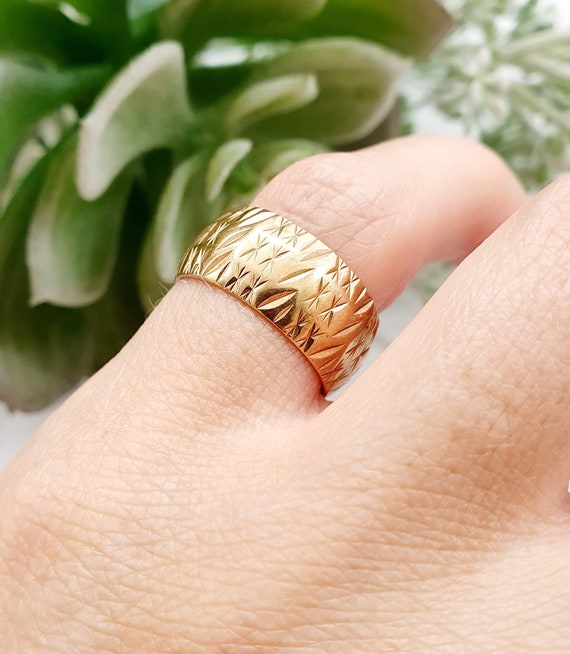 Vintage 9ct Gold 8mm Wide Pattered Cigar Band Ring. Hallmarked