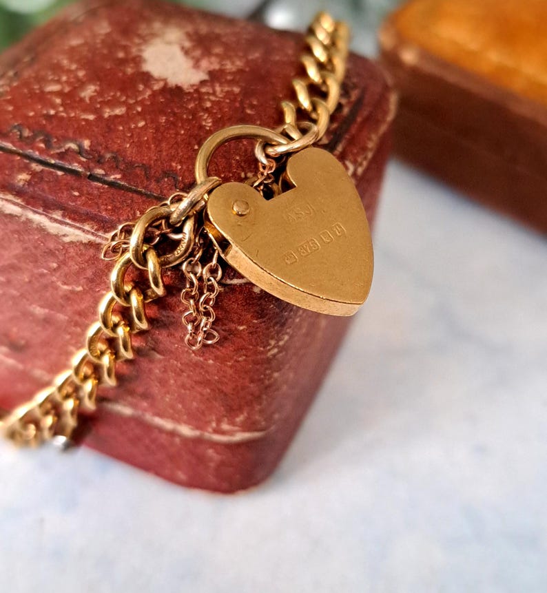 Vintage 9ct Gold Curb Charm Bracelet & Heart Padlock. Hallmarked 1995