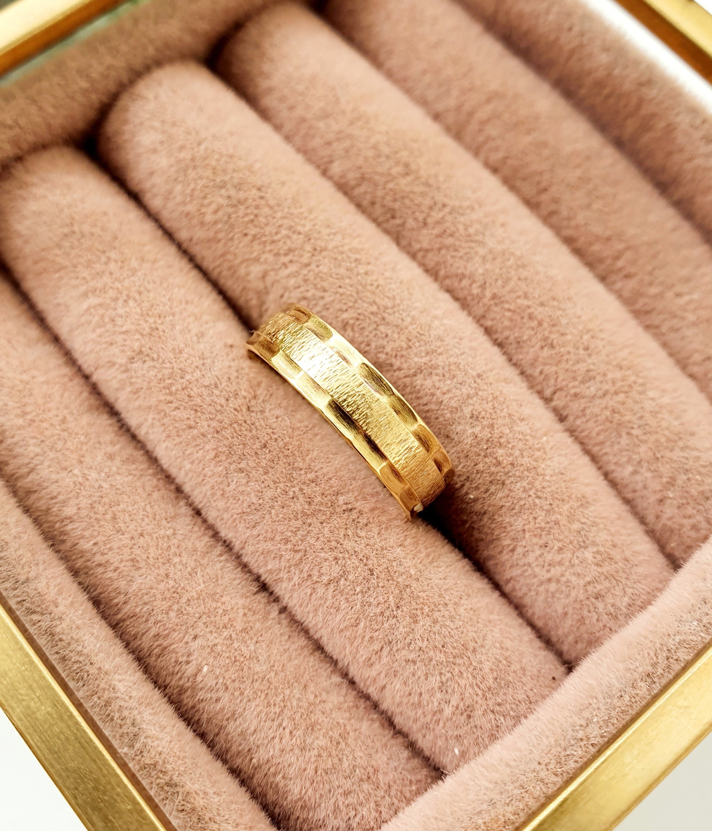 Vintage 9ct Gold Textured Band Ring. Size K (EU52) Free