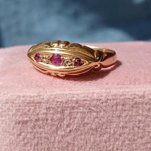 Antik ring med rubiner och diamanter i 18 karat guld. Storlek O (EU 56) inklusive storleksändring. Stämplad 1919. Vintagesmycken. Födelsesten i juli.