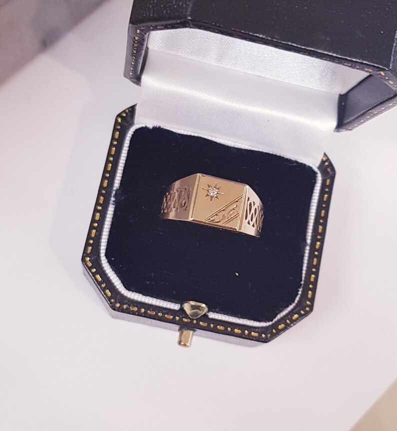 Lattice Men/'s Jewellery Jewelery Free Resizing Vintage 9ct Gold /& Diamond Men/'s Signet Ring Size R Retro. Wedding Band EU 59