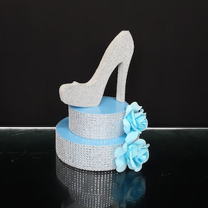 Centerpiece Schoen op stand Lichtblauwe Assepoester kleur, Centrale decor tafel, decor voor de feestelijke tafel, Sweet 16, Bruiloft, Mitswa, Quinceanera
