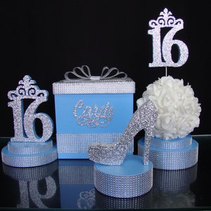 SET decoración de cuatro artículos, bola central de rosas blancas en el soporte, soporte de números, soporte de zapatos, caja de tarjetas, centro de mesa Sweet16, dulce 15