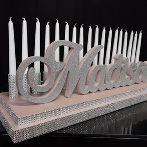 Candelabros cor rosa blush doce 16, cerimônia à luz de velas, peça central de vela quinceanera e mitzvah, espuma com nome 3d