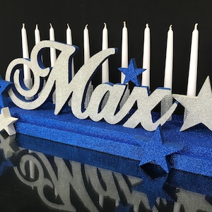 Sweet 16 Candelabro estrellas azules y plateadas, brillo azul podio, brillo plateado nombre, centro de mesa de velas de quinceañera y mitzvah, espuma de poliestireno de nombre 3D