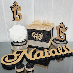 SET decoración de cuatro artículos, bola de rosas en el centro, espuma de nombre, soporte de números, caja de tarjetas, centro de mesa Sweet16, quinceañera, dulce 15