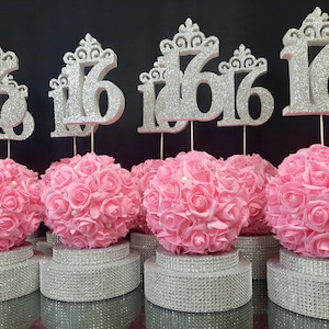 Mittelstück rosa Rosenball auf dem Ständer Sweet 16, zentrales Element auf dem Tisch, Dekor für festlichen Tisch, Hochzeit, Mitzwa, Quinceanera