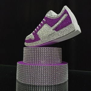 Centre de table Baskets sur pied violet bonbon 16, élément de décoration central sur la table baskets, baskets Sweet16, pièce maîtresse de basket ball