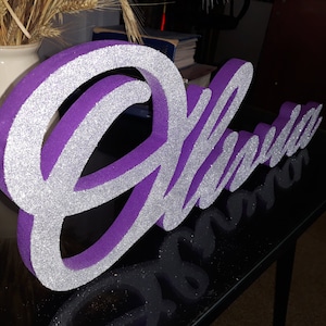 Color púrpura nombre personalizado 3D Olivia brillo de plata, letras de espuma nombre bloque de edad, nombre 3D, nombre de espuma de poliestireno grande de pie, dulce 16 candelabro