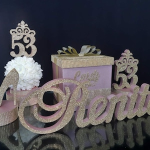 SET decoración de cinco artículos, bola de rosas central en el soporte, espuma de nombre, soporte de números, soporte de zapatos, caja de tarjetas, centro de mesa Sweet16, quinceañera, dulce 15