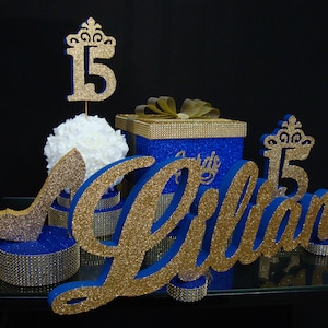 SET decoración de cinco artículos, bola central de rosas blancas en el soporte, espuma de nombre, soporte de números, soporte de zapatos, caja de tarjetas, centro de mesa Sweet16, dulce 15
