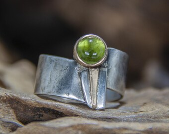 Gold/Silver Ring with Peridot Cabochon