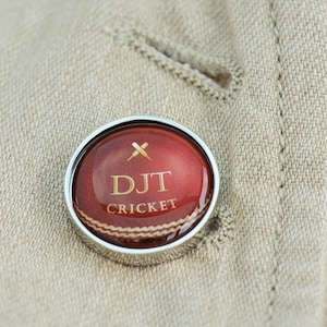 Personalisierte Cricket Geschenk Cricket Ball Anstecknadel Abzeichen - Geschenk für Cricketspieler