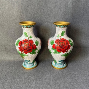 Coppia di vasi vintage in cloisonné con specchio, set floreale con peonia bianca e uccellino, decorazioni in smalto cinese abbinate, set di 2 pezzi per l'arredamento della casa in stile asiatico, realizzati a mano.