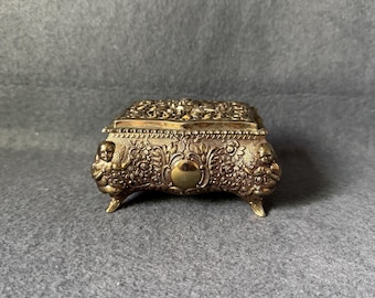 Vintage gouden metalen sieradendoosje met cherubijn • Victoriaanse rococo-doos met bloemenversiering • Geel vilt gevoerd dressoirdecor • 4,5 x 3,5 x 3