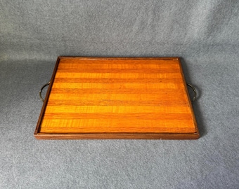 Taca do serwowania MCM z drewna tekowego z mosiężnymi uchwytami | Taca kamerdynerska w stylu mid-century modern | Dekoracja stolika kawowego w stylu duńskim | Prezent dla gospodyni z drewna vintage