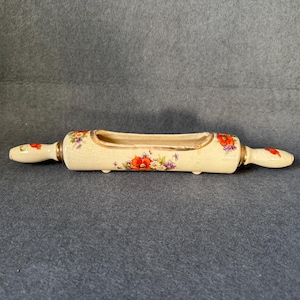 Vintage keramisk kavelplanter blommig lantlig köksinredning Cottagecore Shabby chic porslin örtplanter orange vallmo