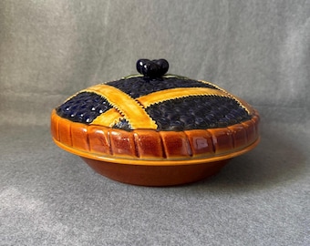 Vintage Ceramic Blueberry Pie Keeper Dish, Euro Ceramica A Santos Majolica Covered Pie Plate, Portuguese Lattice Bakery Counter Decor