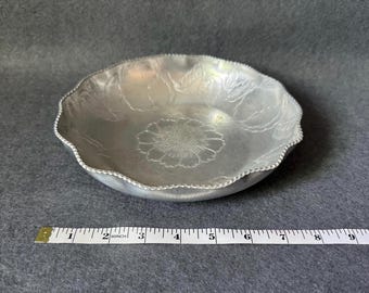 Bol floral de aluminio forjado a mano vintage de los años 50, plato multiusos de metal martillado, bandeja de servir con borde festoneado, decoración cottagecore de mediados de siglo.