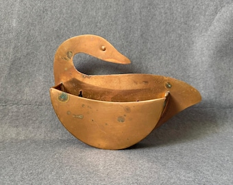 Vintage Solid Copper Swan Wall Planter, 1970s Metal Wall Pocket, MCM Hanging Bird Catchall, Aged Verdigris Patina Cottagecore Decor