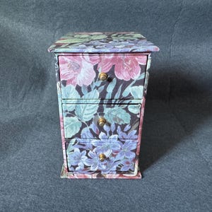 Pudełko na biżuterię z kwiatowym decoupage'em z lat 90., uchwyty mosiężne, tektura dekoracyjna, 3 szuflady, wystrój domu w stylu vintage, dzień matki, prezenty urodzinowe dla niej