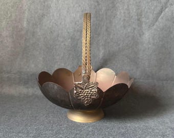 Cesta de novia vintage de latón con asa móvil, frutero con pedestal festoneado y detalles de uvas en relieve, decoración estilo Hollywood Regency.