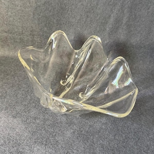 Vintage Mid Century klare Lucite Jakobsmuschelschale - 11 "großes Herzstück mit gewelltem Fuß - Küsten MCM Dekor