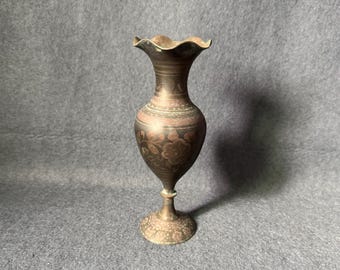Vintage messing knopvaas - kleine geëtste bloemenvaas met gegolfde rand, voetstuk, verouderde donkere patina, boho decor Cottagecore India