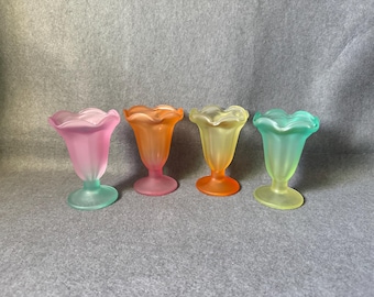 新品同様のLibbey Ka-Dinkフロストガラスサンデー皿 - 4個セットの完璧なパステルマルチカラーチューリップパフェカップ - MCMデザートステムウェア