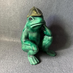 Ceramiczna figurka żaby myśliciela z kolekcji Arnels w kolorze zielonym, szkliwiona, figurka ropuchy z kapeluszem, sygnowana, styl retro z połowy wieku, kiczowata, dekoracja półki