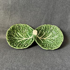 Puede incluir: Un juego de tres tazas de cerámica con un acabado moteado y mate. Las tazas son en tonos crema, gris claro y gris oscuro. Cada taza tiene un diseño simple y minimalista, ideal para café o té.