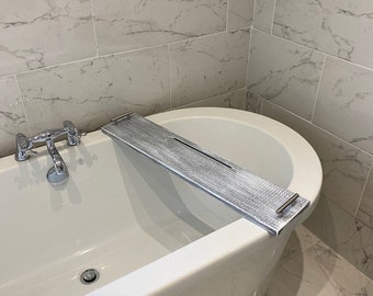 Support de bain en détresse gris au-dessus du plateau de stockage de bain avec la planche de bain brossée argentée de poignées de fente de compartiment de plaque