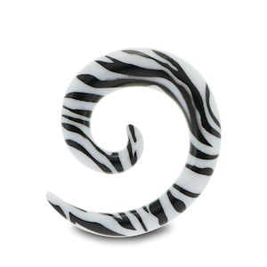 Peut inclure: Une spirale d'oreille à rayures zébrées blanches et noires. Ce bijou de corps en forme de spirale est fait d'un matériau brillant. Les rayures noires sont irrégulières et imitent le motif d'un zèbre. La jauge est conçue pour étirer le lobe de l'oreille.