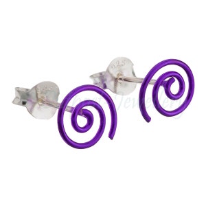 Pode incluir: Um par de brincos de pressão em espiral roxos. Os brincos apresentam um design em espiral e são feitos de um material metálico brilhante. Os pinos são prateados e estampados com "925". Em um fundo branco.