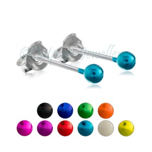 Pode incluir: Brincos de prata com uma bola azul-turquesa brilhante na extremidade de cada pino. Brincos adicionais em várias cores, incluindo preto, azul, verde, laranja, rosa, roxo, vermelho e amarelo, são exibidos abaixo.