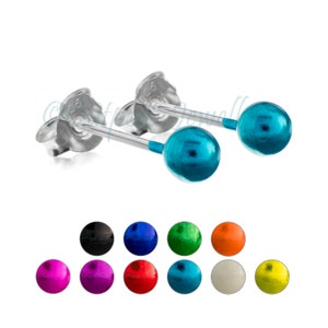 Könnte beinhalten: Ein Paar türkisblaue Ohrstecker mit glänzendem, kugelförmigem Design. Die Ohrringe haben silberne Stifte und Verschlüsse. Zusätzliche Ohrstecker in verschiedenen Farben werden unten angezeigt, darunter Schwarz, Blau, Grün, Orange, Pink, Lila, Rot und Gelb.