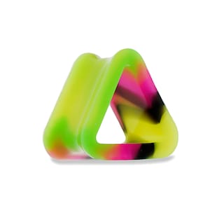 Op de afbeelding: Een kleurrijke, driehoekige oorplug. De plug heeft een levendige mix van neon groen, roze, zwart en gele tinten. Het ontwerp is een solide, geometrische vorm met een gladde, glanzende afwerking. De gauge is ontworpen voor uitgerekte oorpiercings.