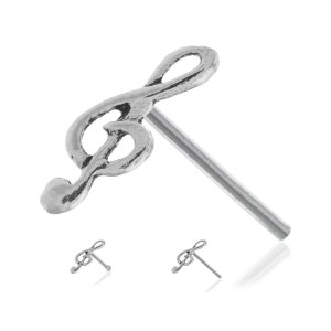 Könnte beinhalten: Ein silberfarbener Nasenstecker und zwei passende Ohrringe, alle mit einem Notenschlüssel-Design. Der Nasenstecker hat einen langen, geraden Stab, während die Ohrringe kürzere Stäbe haben. Der Schmuck ist vor weißem Hintergrund.