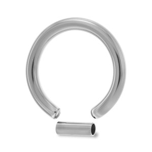 Może przedstawiać: Srebrny pierścień z kulką, o okrągłym kształcie i wyjmowanej cylindrycznej kulce. Biżuteria wykonana jest z błyszczącego, metalicznego materiału. Pierścień przeznaczony jest do piercingu.