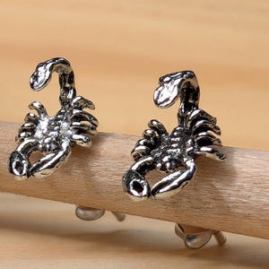 Små skorpionörhängen med stift, äkta sterlingsilver - oxiderad effekt, naturlig gåva för spindeldjur och naturälskare.