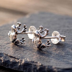 Piccoli orecchini a forma di rana, stile 4, argento sterling massiccio, rana seduta accovacciata, regalo naturale per gli amanti degli anfibi selvatici.