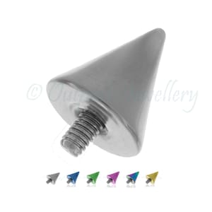 Può includere: Un piercing a forma di cono color argento con un perno filettato. L'immagine mostra anche una selezione di borchie simili in blu, verde, viola e giallo.
