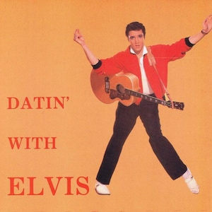 Peut inclure: Pochette d'album avec Elvis Presley en veste rouge, chemise blanche et pantalon noir, tenant une guitare. Le texte "DATIN' WITH ELVIS" est en rouge sur fond orange. Elvis est dans une pose dynamique.