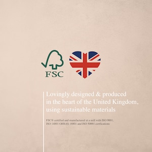 Op de afbeelding: Afbeelding toont het FSC-logo en een hartvormige Union Jack-vlag. Tekst luidt: "Met liefde ontworpen & geproduceerd in het hart van het Verenigd Koninkrijk, met behulp van duurzame materialen."