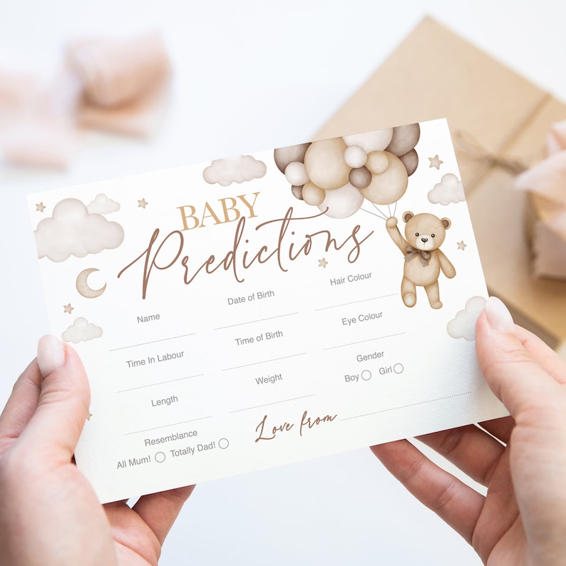 Op de afbeelding: Een babyshower-spelkaart met de woorden "BABY Predictions" in elegant schrift. De kaart bevat een aquarel illustratie van een teddybeer die ballonnen vasthoudt. Er zijn velden voorzien voor gasten om voorspellingen over de baby's aankomst in te vullen.