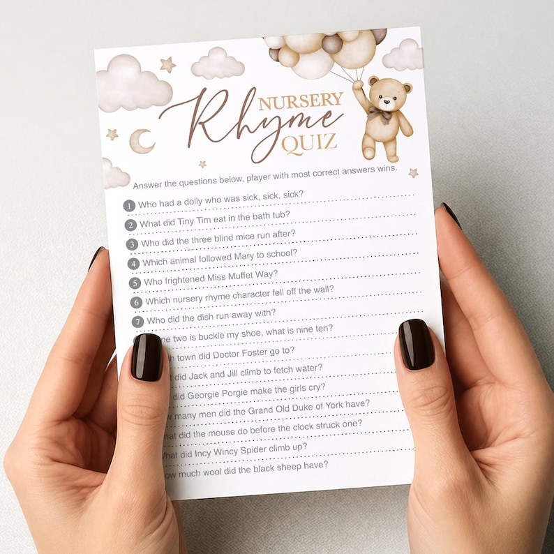 Op de afbeelding: Een quizkaart voor kinderrijmpjes met een teddybeer-illustratie die ballonnen vasthoudt. De kaart bevat de titel "Nursery Rhyme Quiz" en vragen over klassieke kinderrijmpjes. Het ontwerp omvat wolken, sterren en een maan.