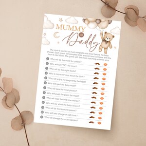 Może przedstawiać: Drukowana gra na baby shower z tekstem "Mummy or Daddy" i listą pytań o to, kto co będzie robił po narodzinach dziecka. Pytania są ilustrowane brązowymi wąsami i r&oacute;żowymi ustami.