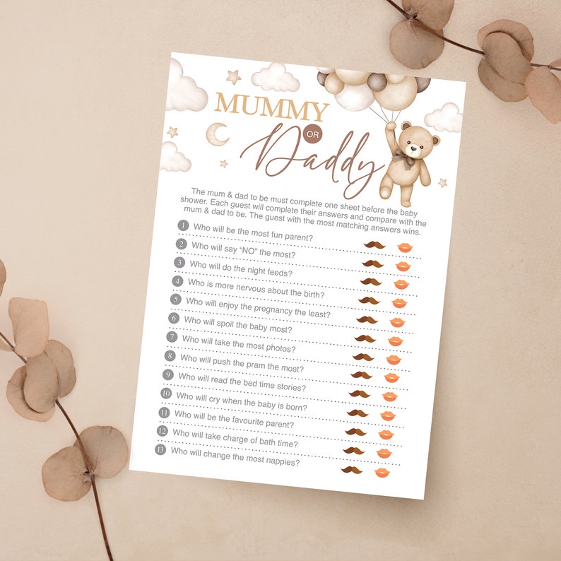 Może przedstawiać: Drukowana gra na baby shower z tekstem "Mummy or Daddy" i listą pytań o to, kto co będzie robił po narodzinach dziecka. Pytania są ilustrowane brązowymi wąsami i r&oacute;żowymi ustami.