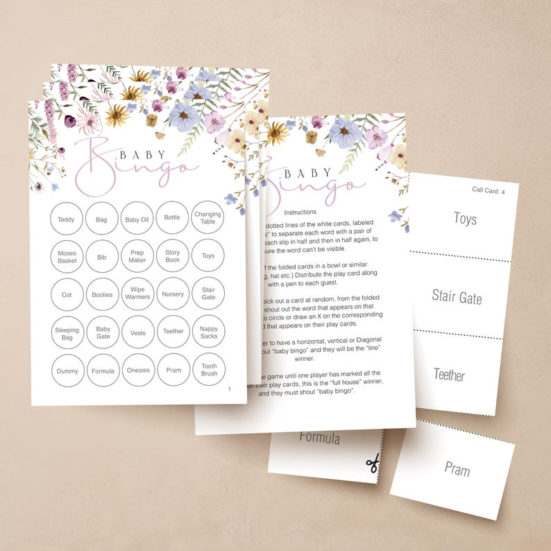 Op de afbeelding: Baby Bingo-spelkaarten met bloemaccenten in paars, blauw en geel. De kaarten bevatten woorden als "Teddy", "Fles" en "Speelgoed". Een aparte kaart leest "Call Card 4" met "Toys" en "Stair Gate".