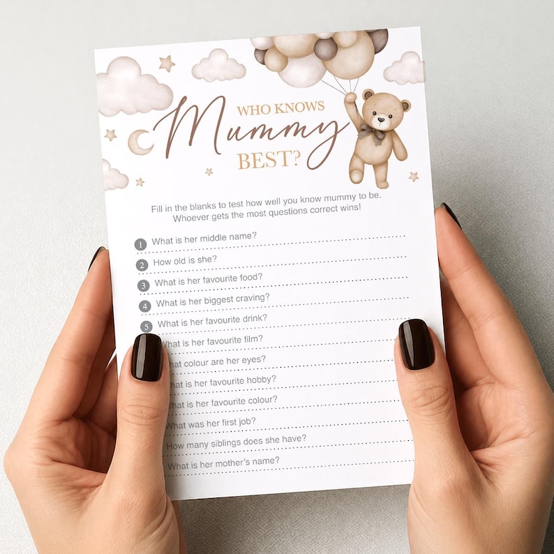 Op de afbeelding: Een babyshower-spelkaart met de tekst "Who Knows Mummy Best?" toont een teddybeer met ballonnen. De kaart bevat invulvragen over de aanstaande moeder, met illustraties van wolken en sterren.